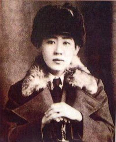 1924年，59岁的养父，爬上了18岁的川岛芳子的床，面对这个养育了她12年的男