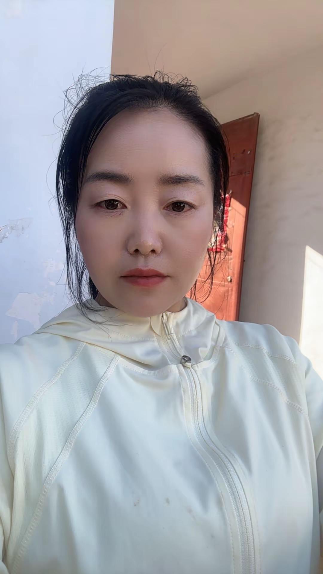 成年人的世界，一边咬牙扛生活，一边低头赚底气，所有的奔波劳碌，不过是为了往后少一