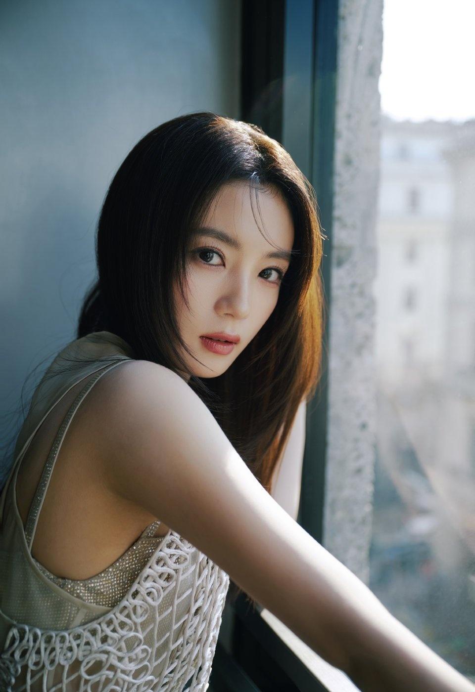 谁还没被张雅钦生图圈粉！米兰时装周首秀状态爆表，轻松扛住G社严苛镜头，镂空上衣配