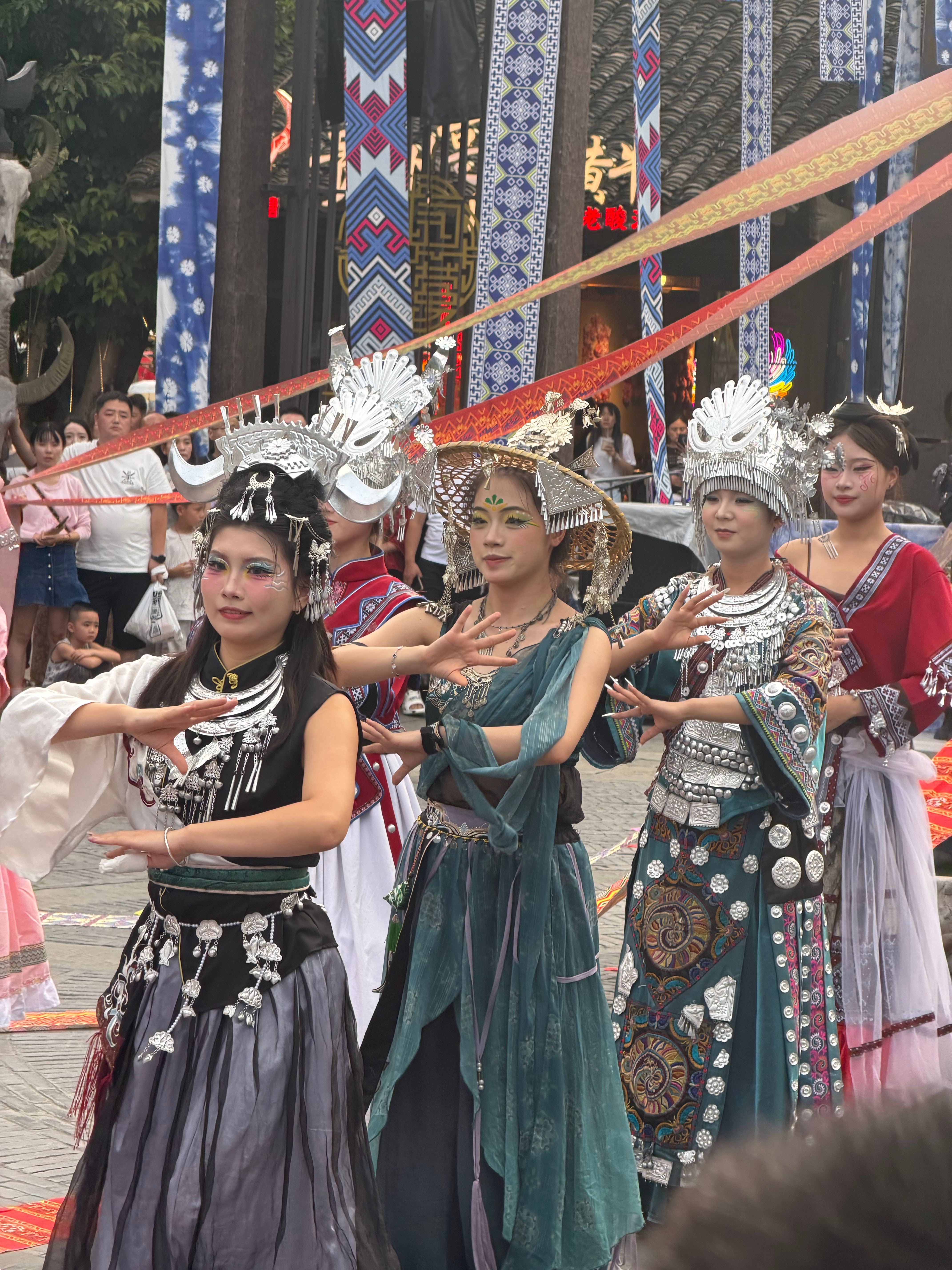 如果你知道我是从什么角度拍的这张照片，你也会觉得我很牛。前面站了三排比我高的人，
