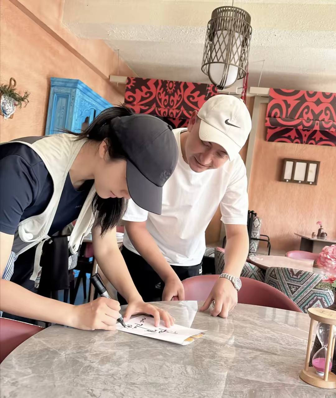 汤唯带家人到新疆旅游，和老公金泰勇一起骑马，脸部素颜皮肤超好！！！ ​​​