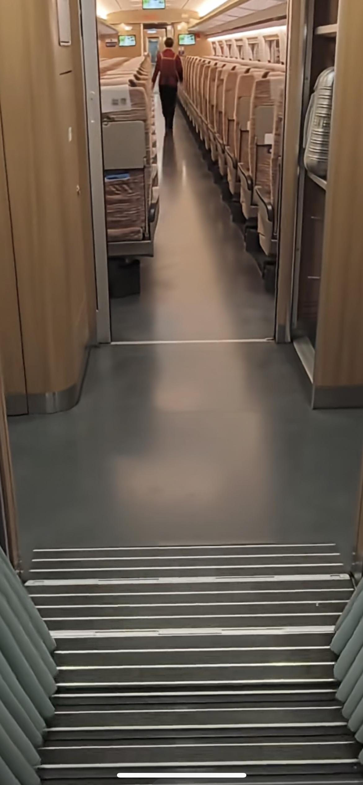 一直有人说中国高铁不赚钱是亏损的，一开始我还不信，后面上车看到空了这么多位置还在