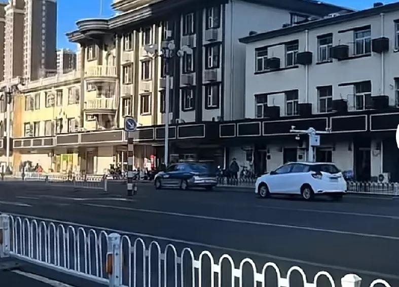 这是招牌还是棺材？河北沧州一处街道，沿街商铺被整成了统一款式统一颜色。这种事情并