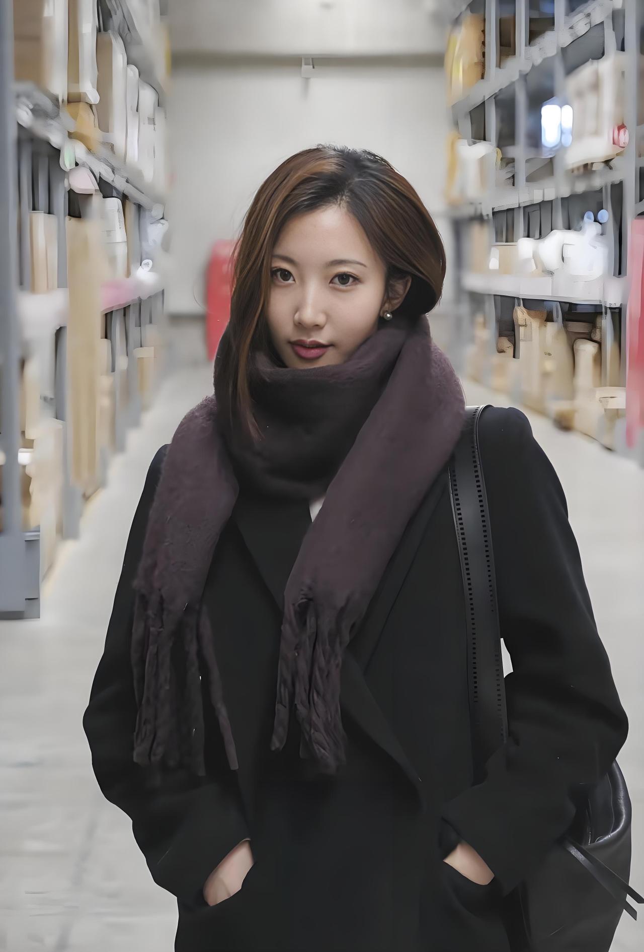 黑色大衣搭配高领毛衣，简约又优雅，完美演绎都市女性风范！