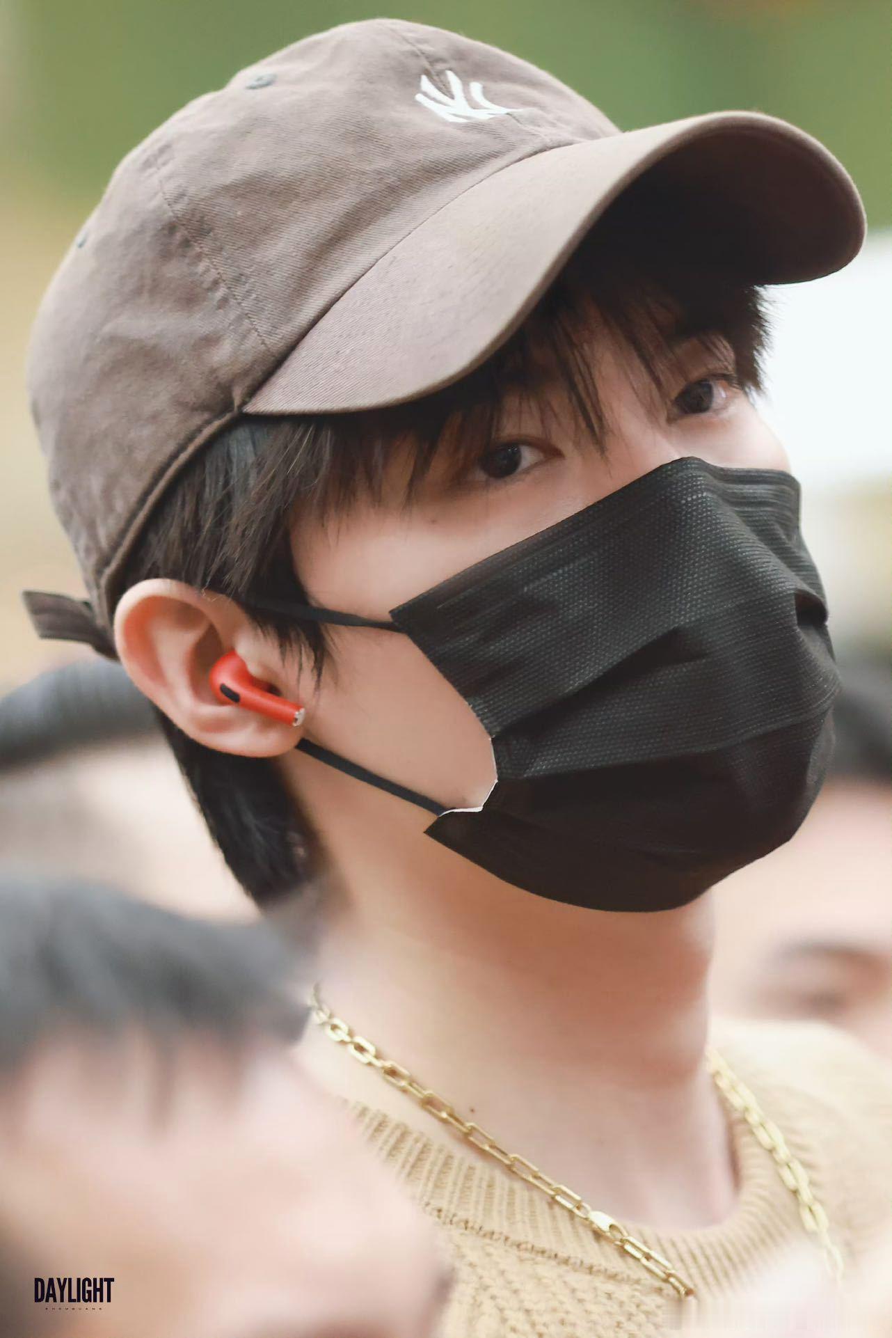 救命！周翊然海外人气也太能打了吧！机场被粉丝围得水泄不通，还贴心帮捡帽子，这波圈