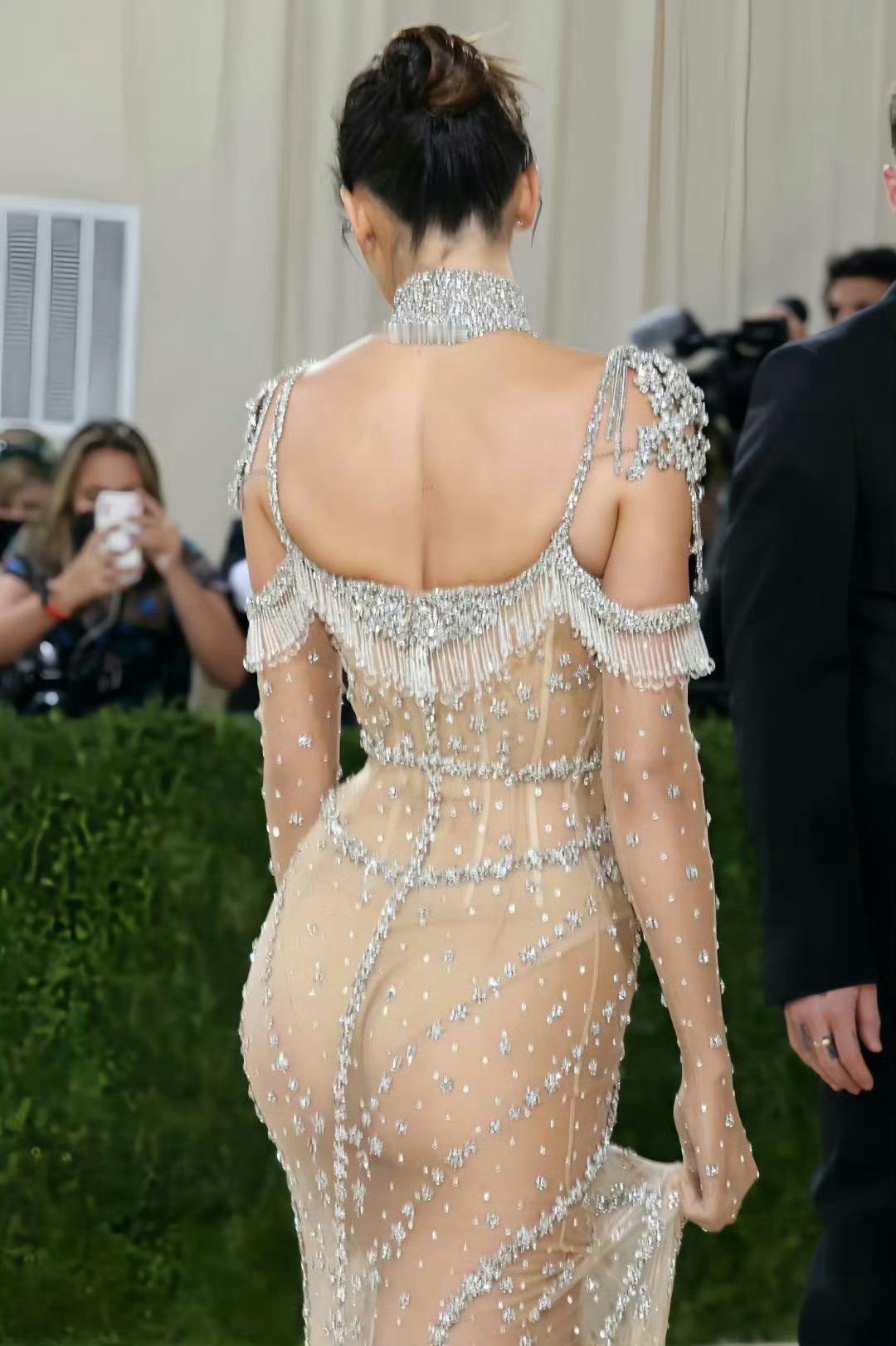 肯豆Kendall Jenner  出席MetGala红毯，一身透视裙展示多姿身