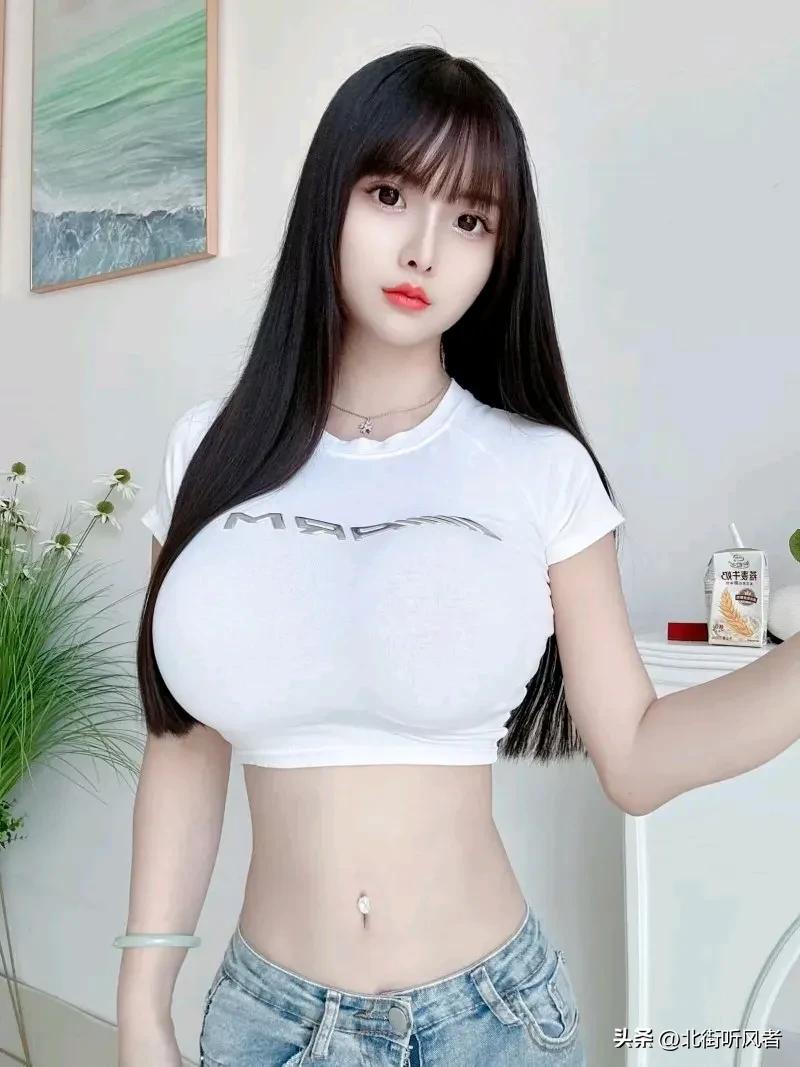 清新少女风，简约白色T恤搭配牛仔裤，夏日穿搭指南🌞👗👖