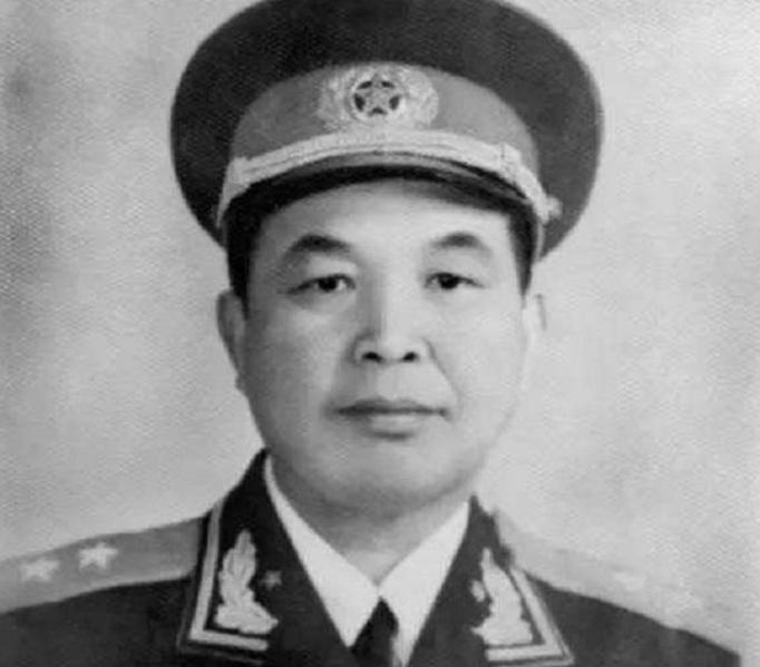 1953年，西康军区司令员刘忠，听说母亲尚在人世，就带妻子回家探亲，回家后，他见