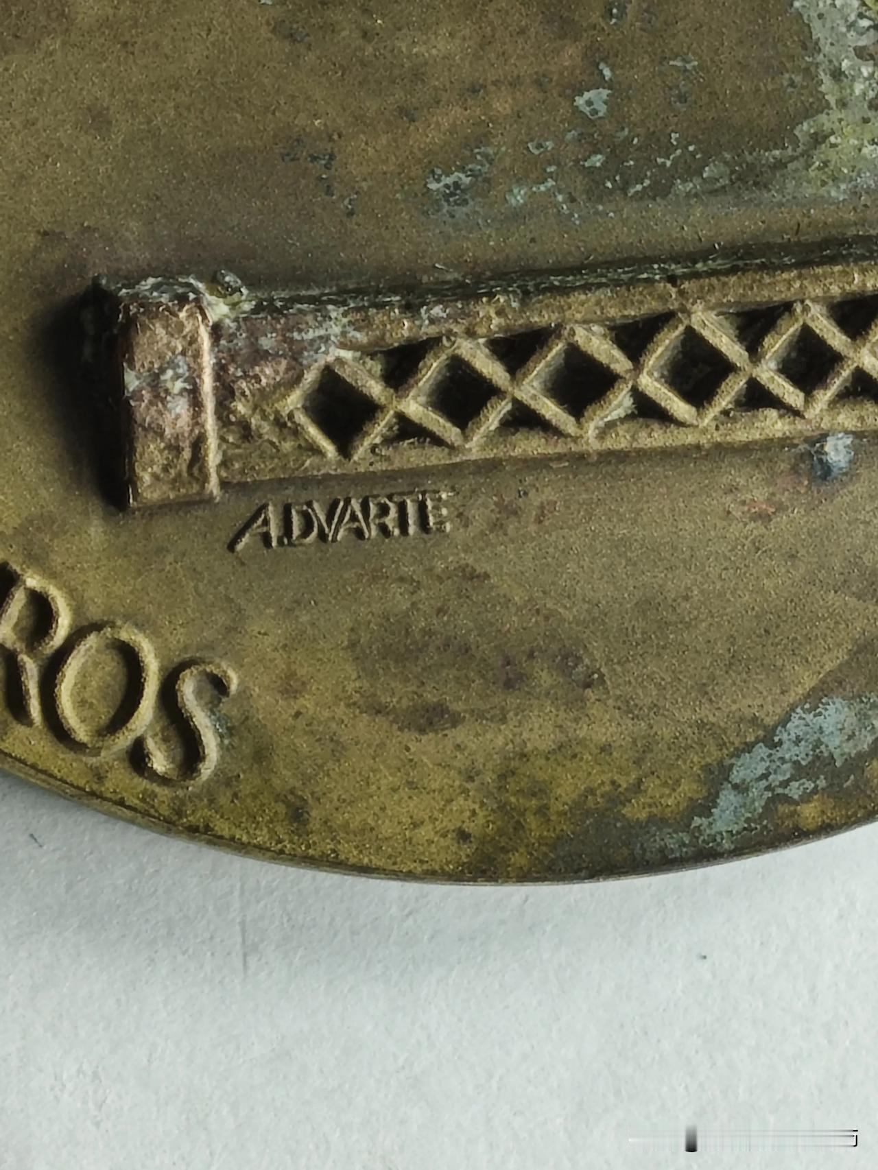 一枚澳氹大桥纪念章
 
澳门朋友送了我一枚1974年的澳氹大桥纪念章，拿到手沉甸