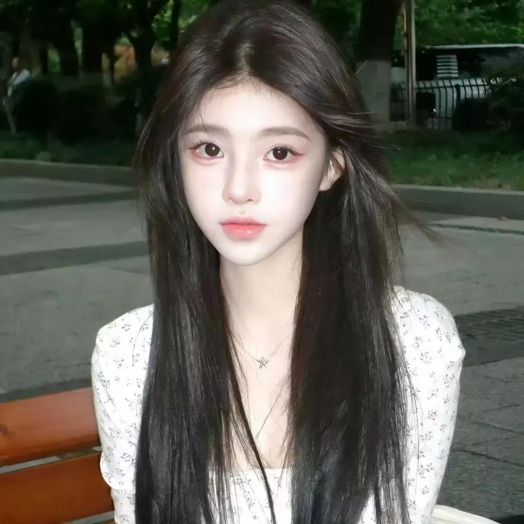 阳光下的少女，温柔而迷人。自然清新美少女 少女的笑容 美少女的微笑 阳光白裙少女