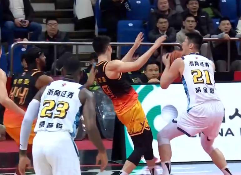 桑普森、塔克合砍30分，浙江广厦男篮半场领先江苏6分！北京时间2026年3月22