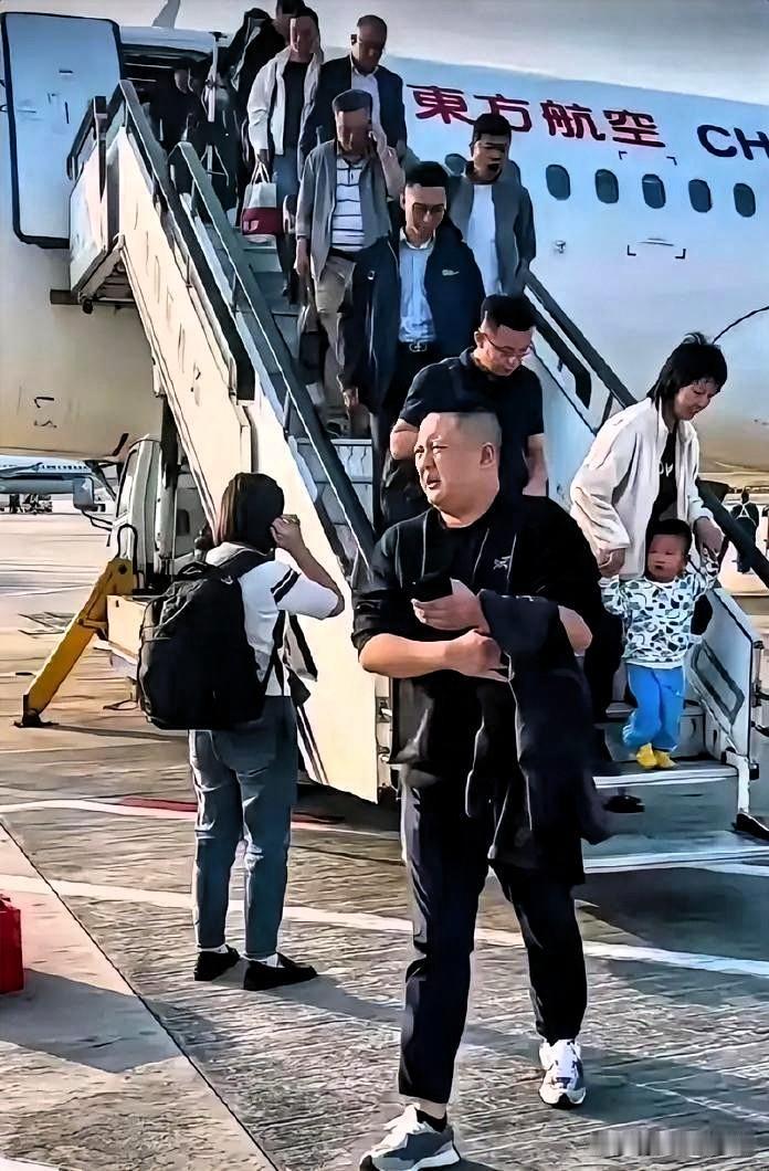东航“最牛”乘客欧某某，这几天过得应该很忐忑吧，因为他不该做“最牛”乘客。

东