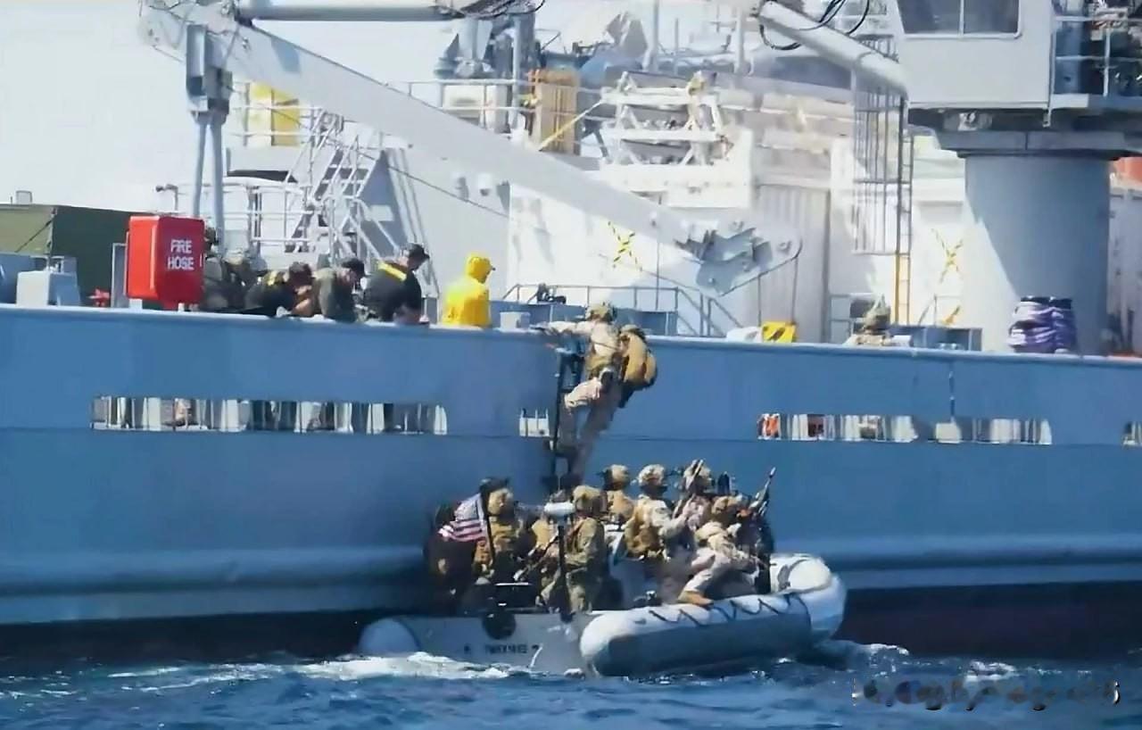 🇺🇸 作为加大制裁力度的一部分，美国海军陆战队在加勒比海进行了登船演习。
