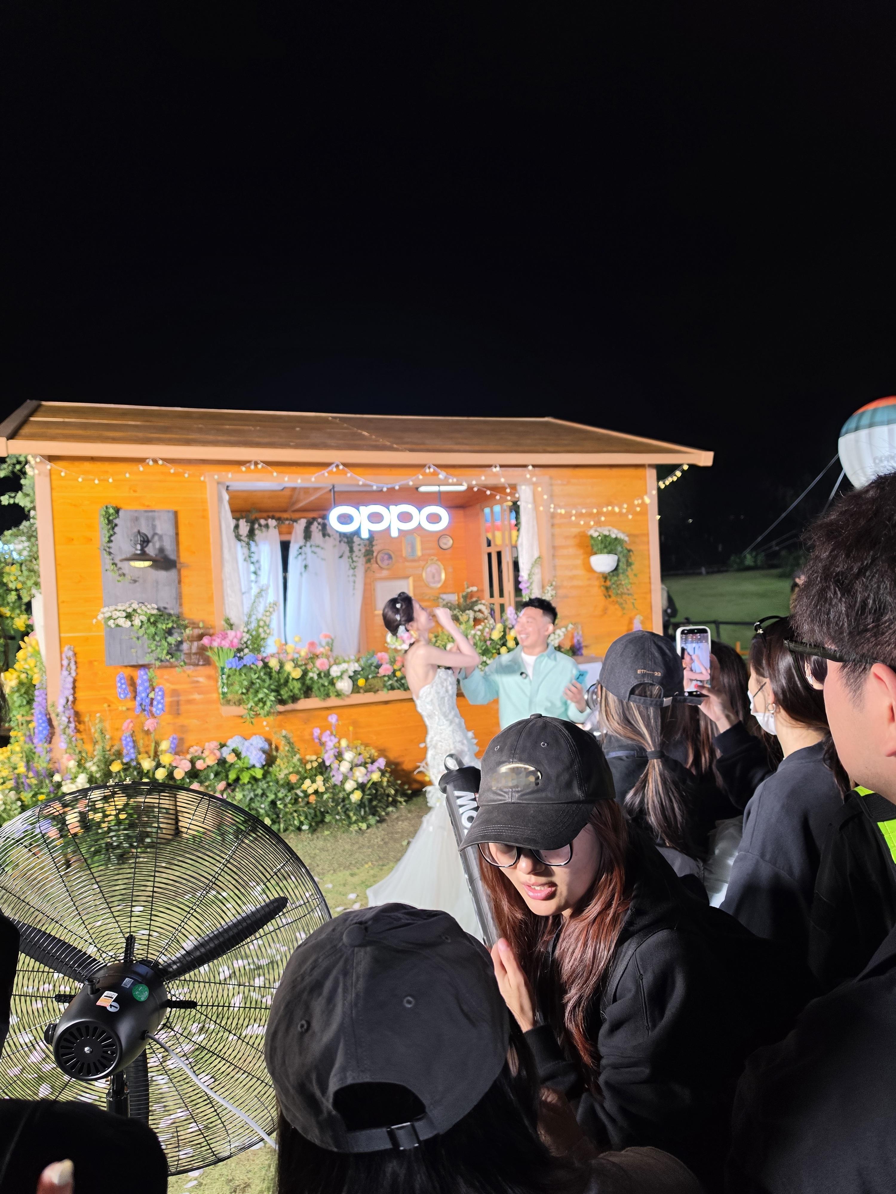 OPPO发布会结束后场外围着一群老色批，也不知道在拍谁，我去批判性的看看他们到底