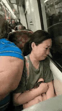 要是在中国这大妈肯定跳起来了，大妈们在外国就老实了，真是敢怒不敢言啊，太低调了[