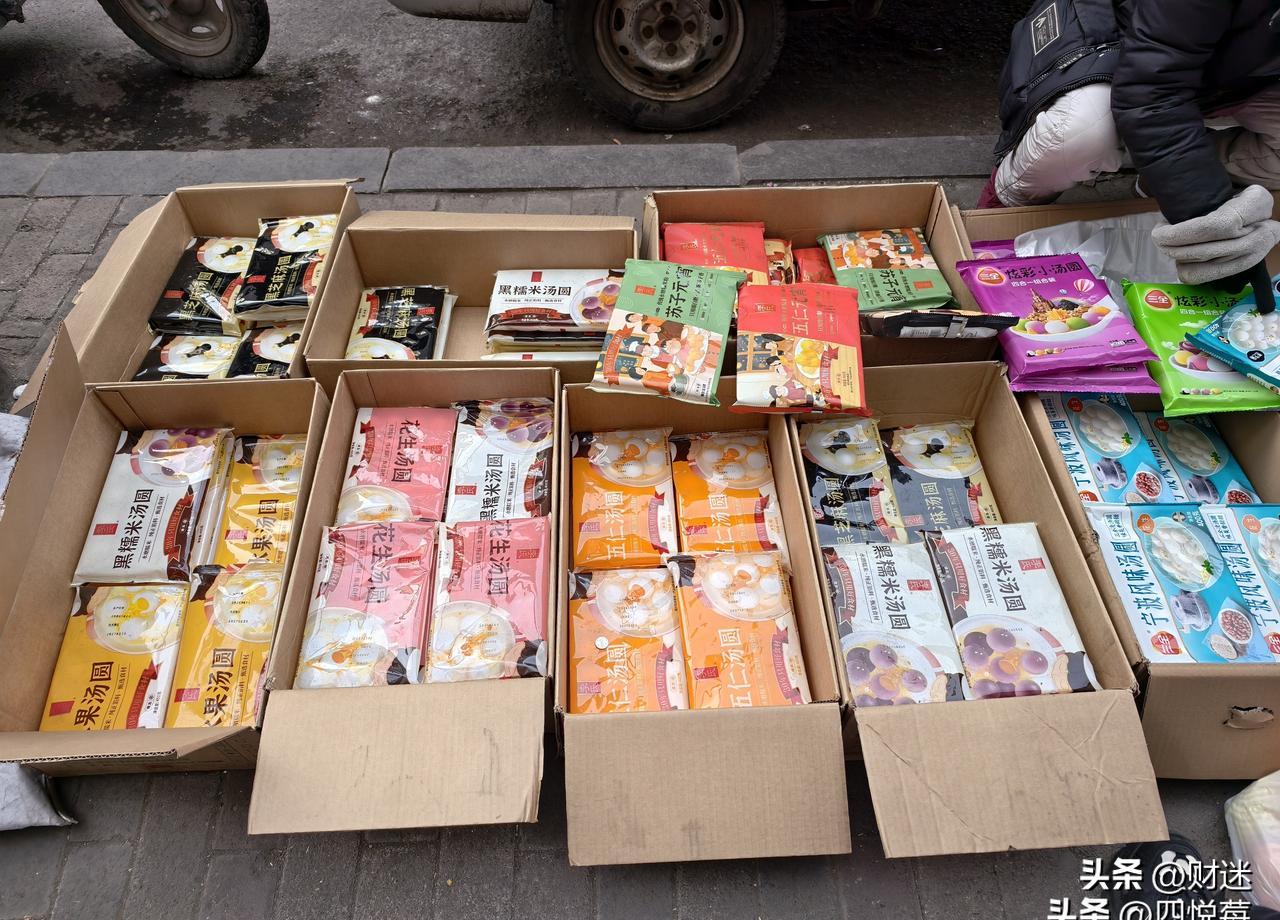 你买元宵时肯定发现：手工的比机器汤圆贵一倍。
别急着走，老板没坑你。
元宵是