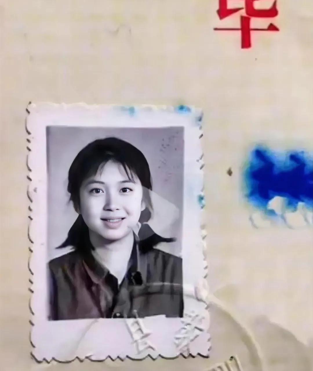 1984年，辽宁兴城，一位女孩高中毕业证上的照片，在那个没有PS、没有美颜的年代