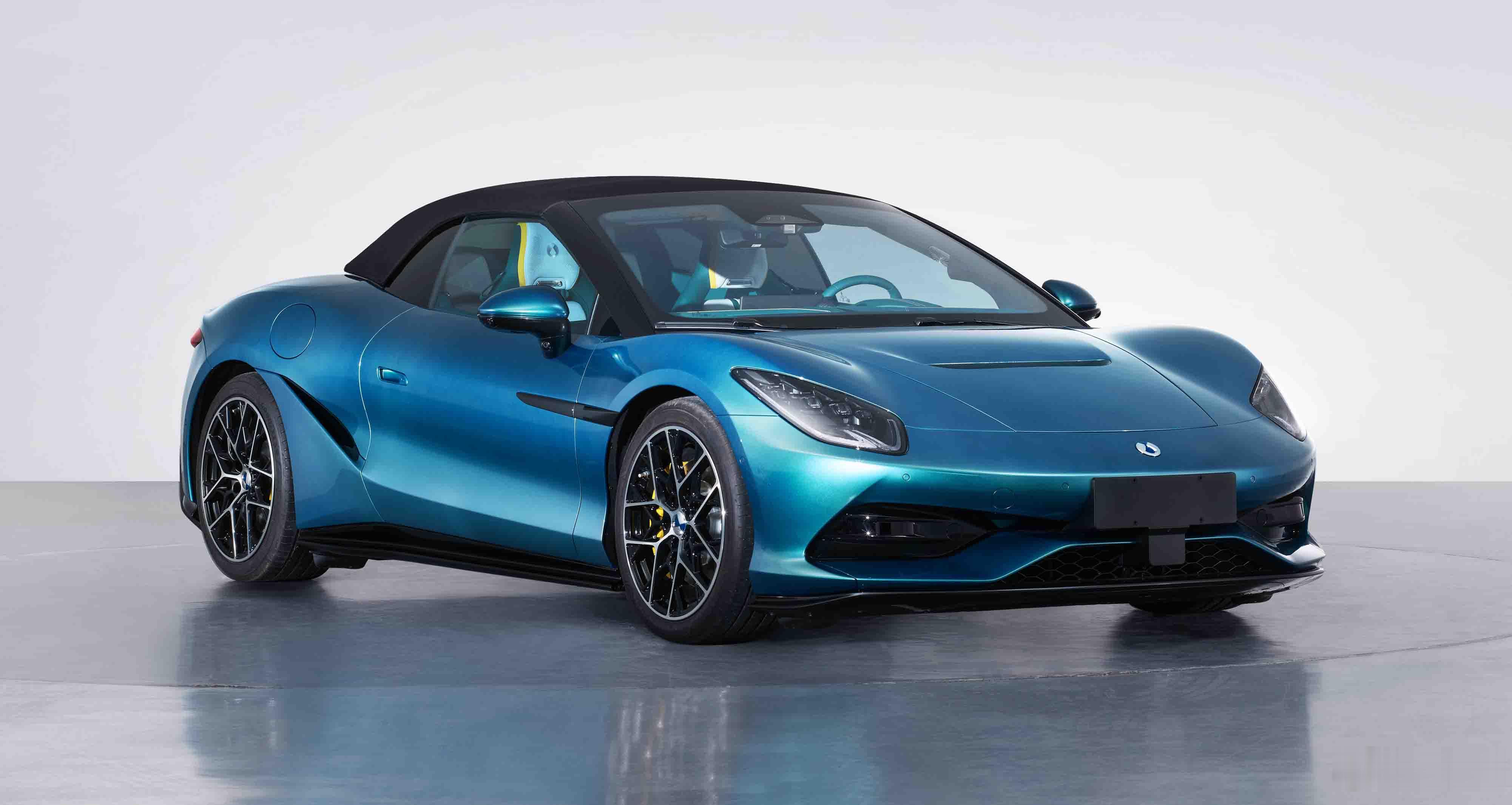 腾势Z，有个看上去非常战斗的高性能版，还有个软顶版，三个版本的电机配置都一样猛，