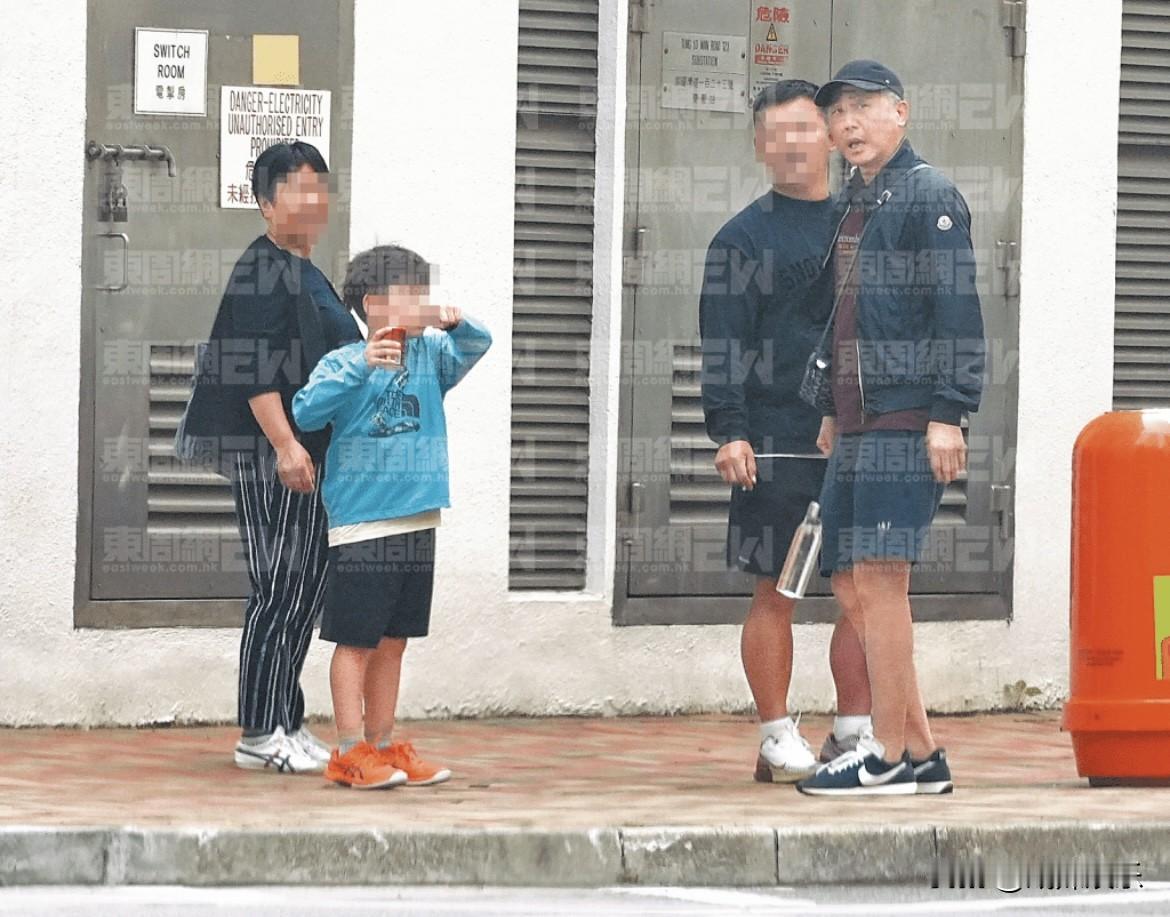唐鹤德带着小男童被拍了！他患了眼疾仍去看孩子，男密友也在。近日，港媒拍到唐鹤德和