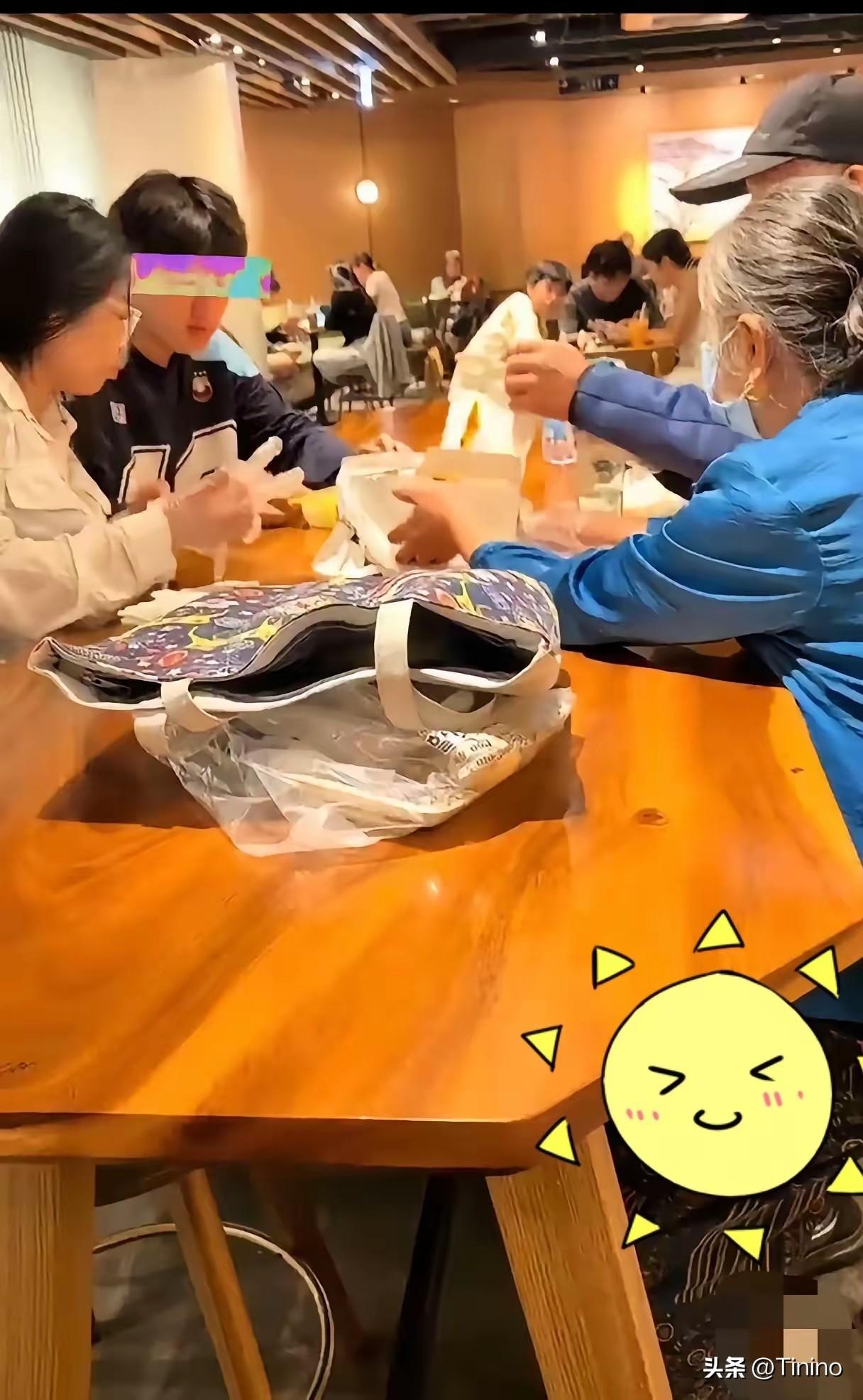 一家人占咖啡店大桌白吃炸鸡不消费，被劝退后反倒吐槽店家

一家人进店霸占整张餐桌