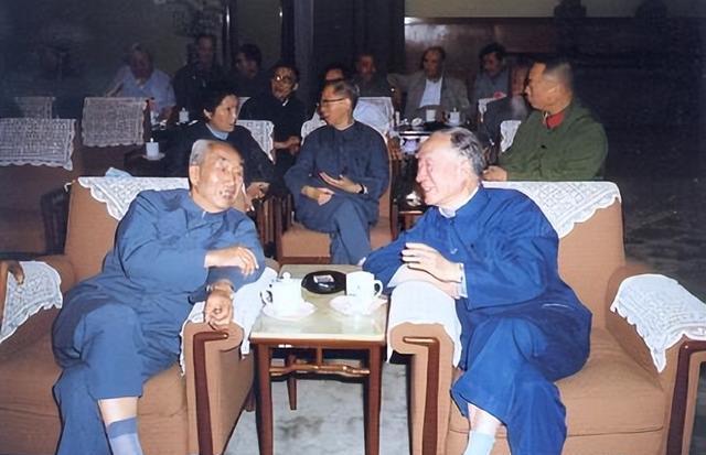 1979年，与薄一波阔别12年再相见，叶剑英元帅老泪纵横，受苦了

这十二年，对