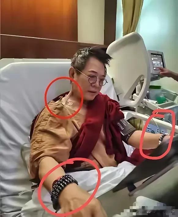 危难时刻，李连杰视为珍宝，爱不释手的佛珠完全救不了他，
看他脖子和手腕上戴满了佛