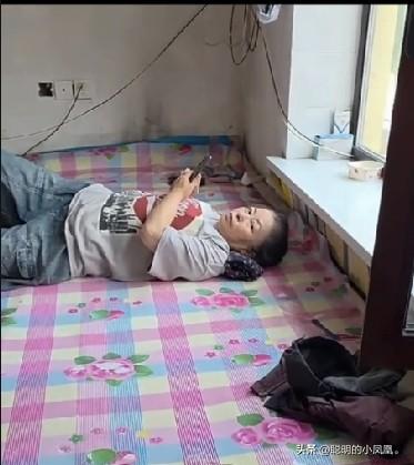 小故事！
    昨天 累得她王百万干完活她就立刻，跑到大壮奶奶家她就的上床了，