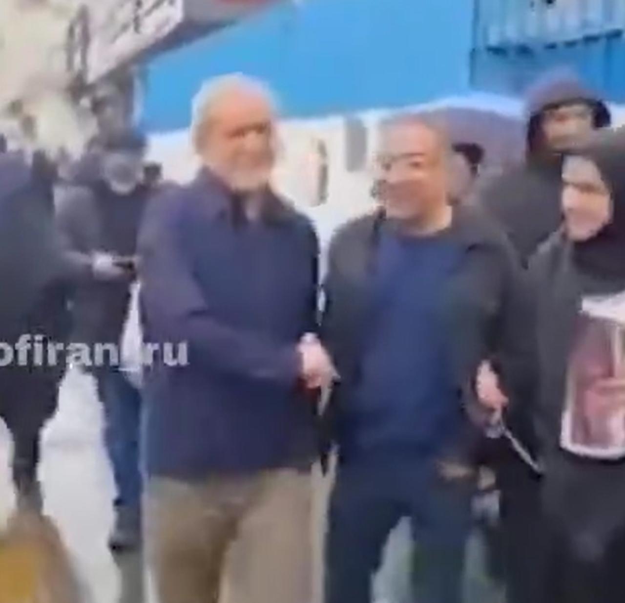 这脸打的有点疼啊。

伊朗总统佩泽希齐扬，可以大步流星在伊朗街头行走，还可以跟伊