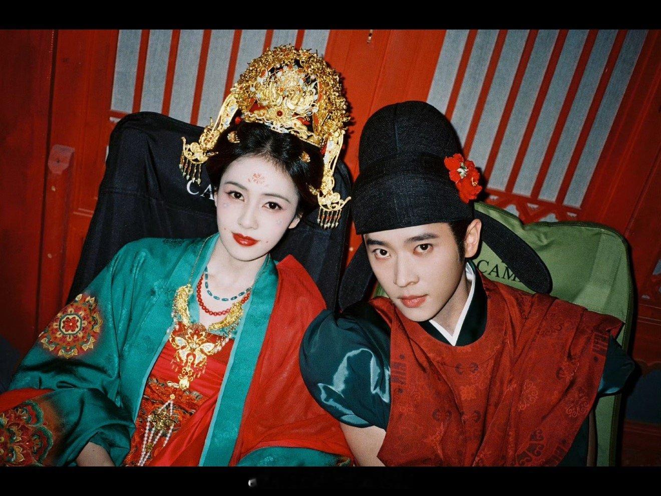 白鹿丞磊新剧吻戏花絮白鹿丞磊掐腰抱花絮天惹天惹，又是被白鹿和丞磊这对神颜cp惊艳