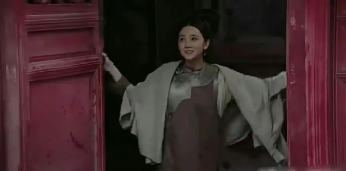 《如懿传》这一段，惢心像是落难的大小姐，和服饰关系不大，她披了一块破布都很美 ​