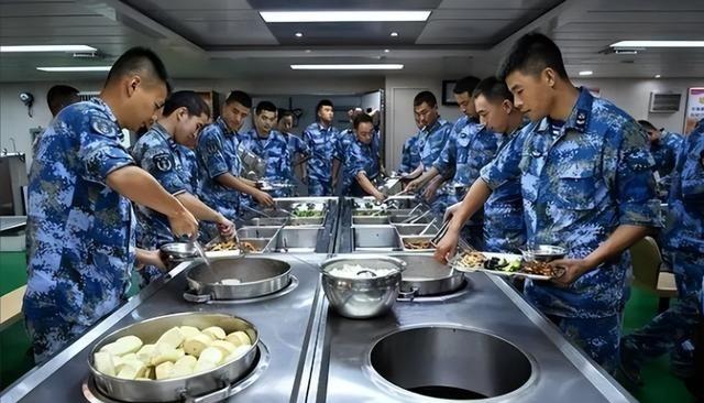 “养航母”到底有多费钱？这么说吧，山东舰常年驻守着3000多名官兵，为了保证舰上