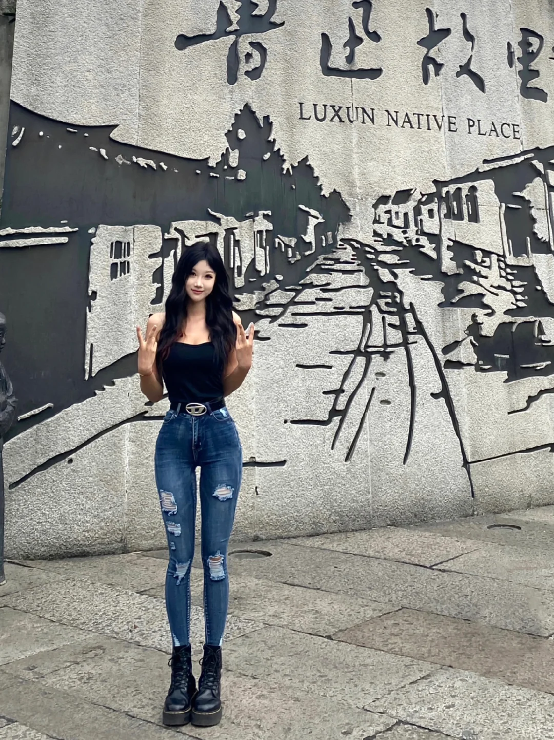 来鲁迅故里拍照的美女好多——鲁迅