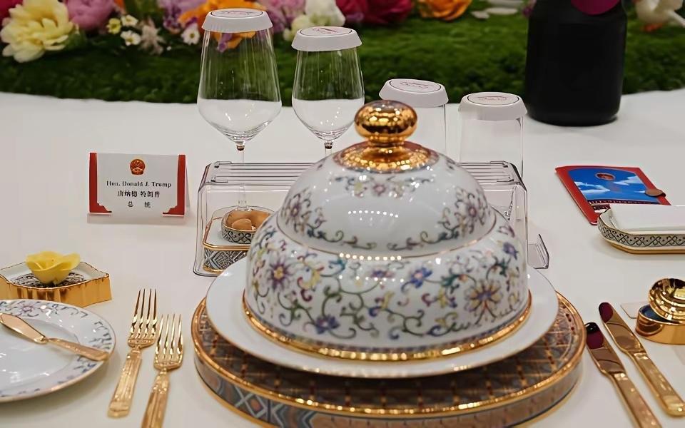 看看中国和美国国宴餐具的对比，你还别说，都挺贵重大气。

中国的国宴餐具是特制国