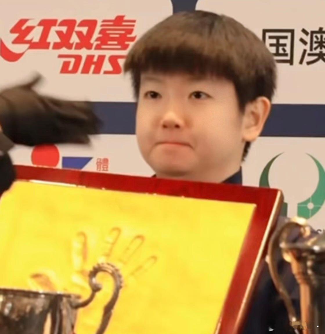 孙颖莎 炫耀小猫爪中 