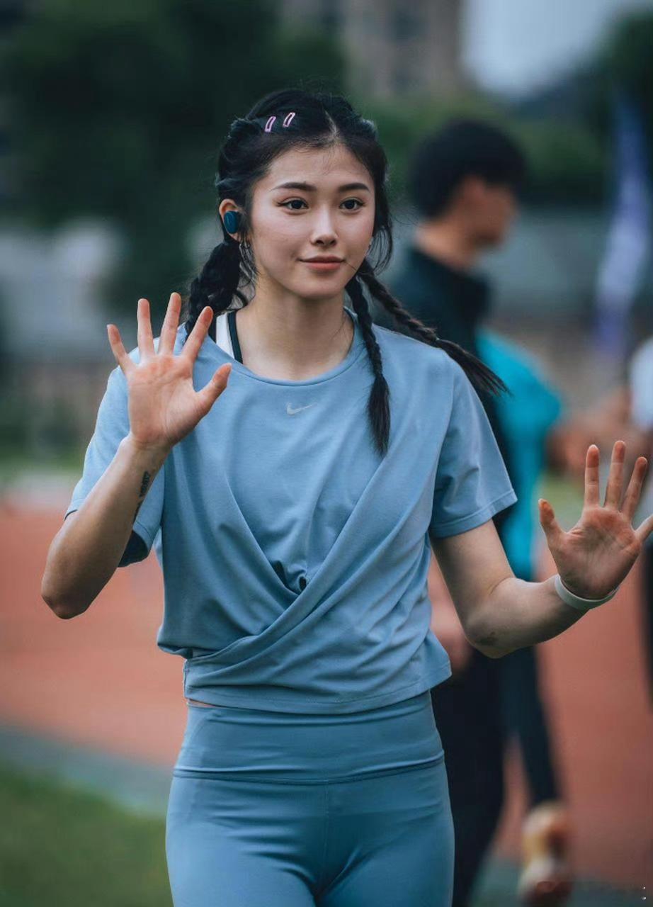 运动员化妆背后的美与力量较量：吴艳妮全妆比赛睫毛掉落引发热议，你怎么看？[思考]
