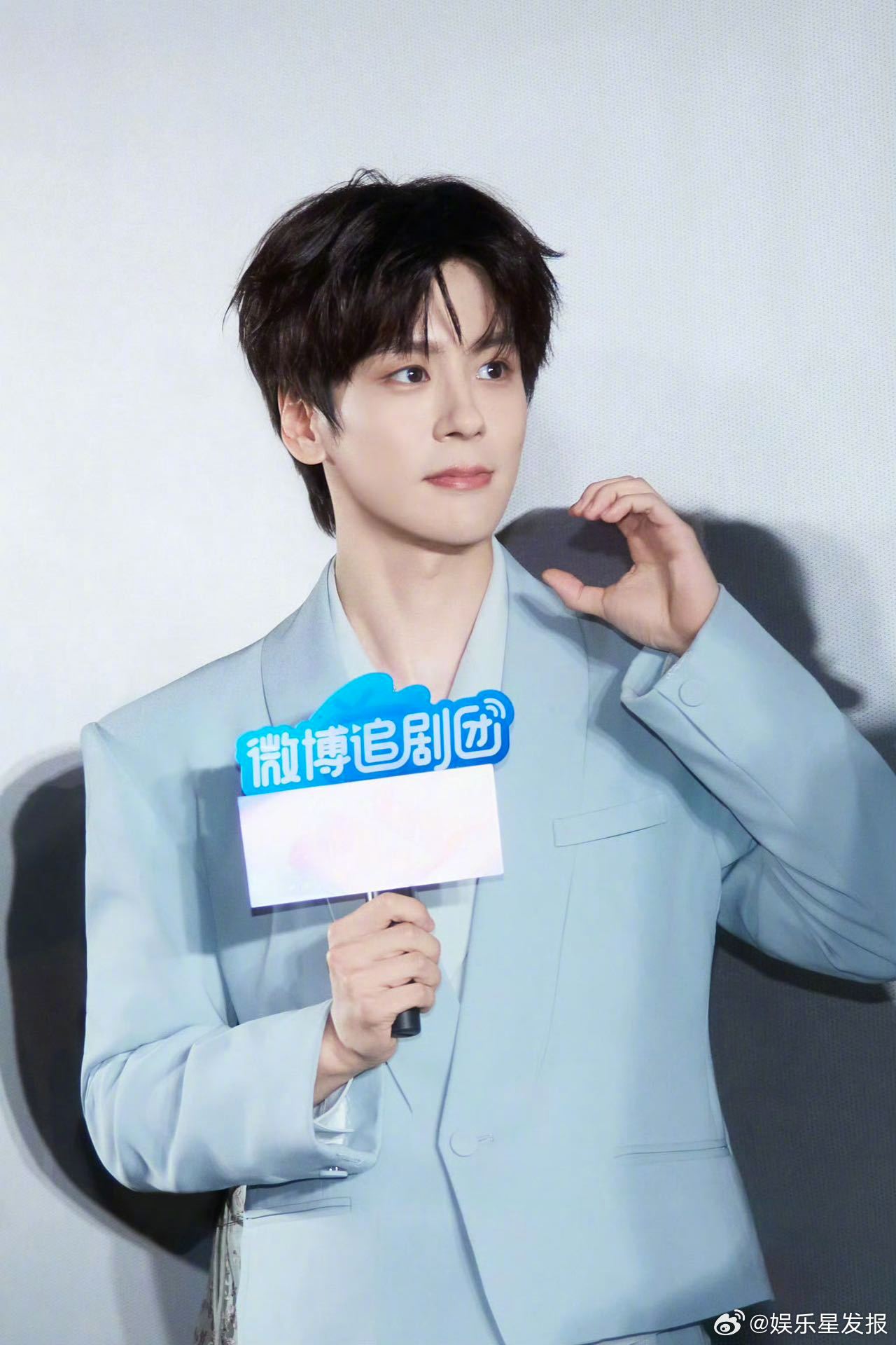 魏哲鸣直播 毫无预兆的突袭直播，真的又惊喜又感动。安安静静上线陪大家聊天，状态温