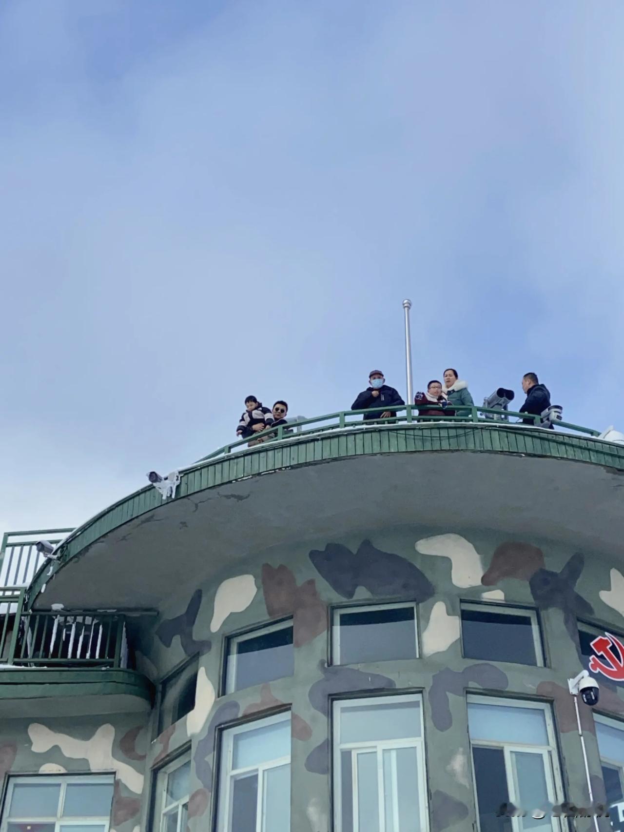 20025年正月初五，我站在神农架峰顶给大家拜年啦！祝大家新年
吉祥如意境
财源