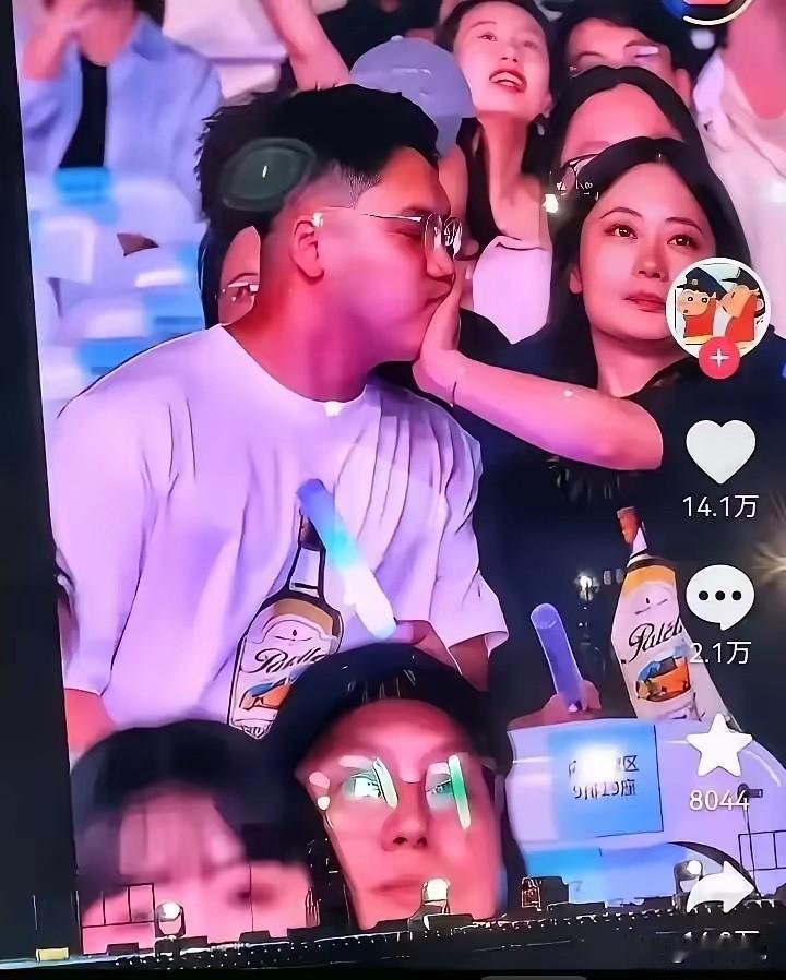 萧敬腾演唱会上那个被拒绝的男人该醒了！

旁边的女人根本不爱他，甚至谈不上喜欢！