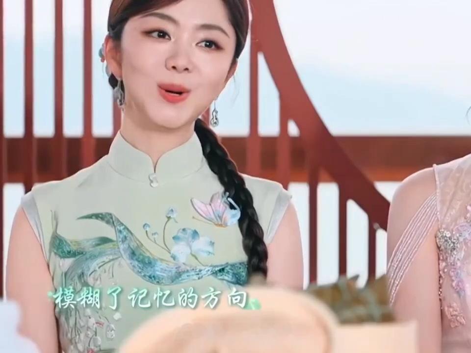 央视镜头下的谭松韵好美谭松韵把彩绳挂手腕上 她把彩绳挂手腕上的样子太有仪式感了，