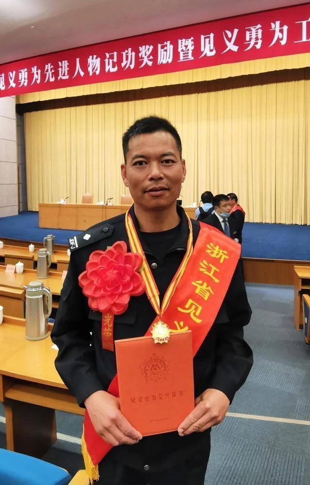 辅警傅进华见义勇为受重奖10万元曾惹争议，有人认为：辅警救人天经地义，这是他们的