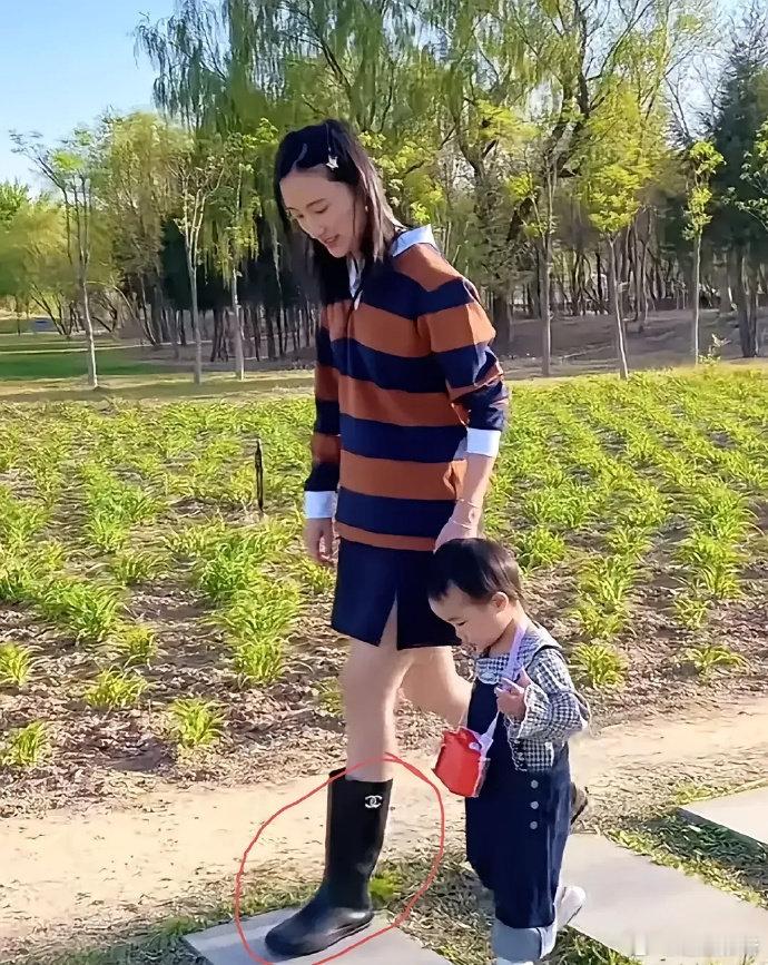 原谅我不懂审美，海哈金喜脚上穿的这双鞋是香奈儿的，价格八九千左右。但我怎么看怎么