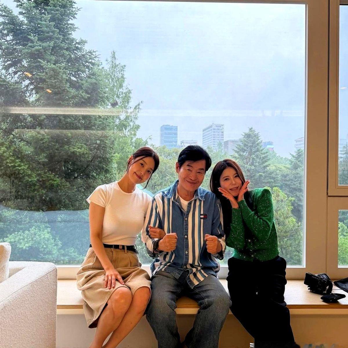 韩智慧家里的饭局，有点东西。国宴级厨师李妍福吃完，直接发帖喊话：“以后能不能经常