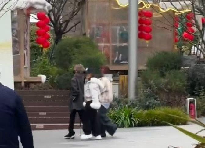 主场现在又交给赵露思了有网友偶遇赵露思出行拄拐，粉丝说像大姐大 