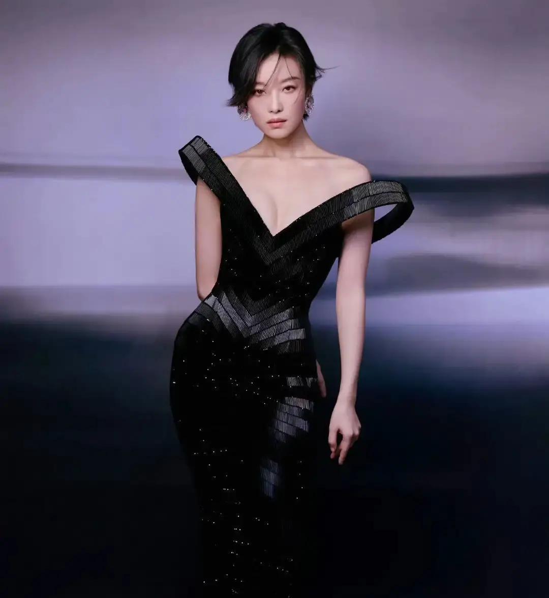 红毯争奇斗艳的时代，被她一脚踩碎了。
倪妮没在走红毯，她在穿行一条由自己步速控制