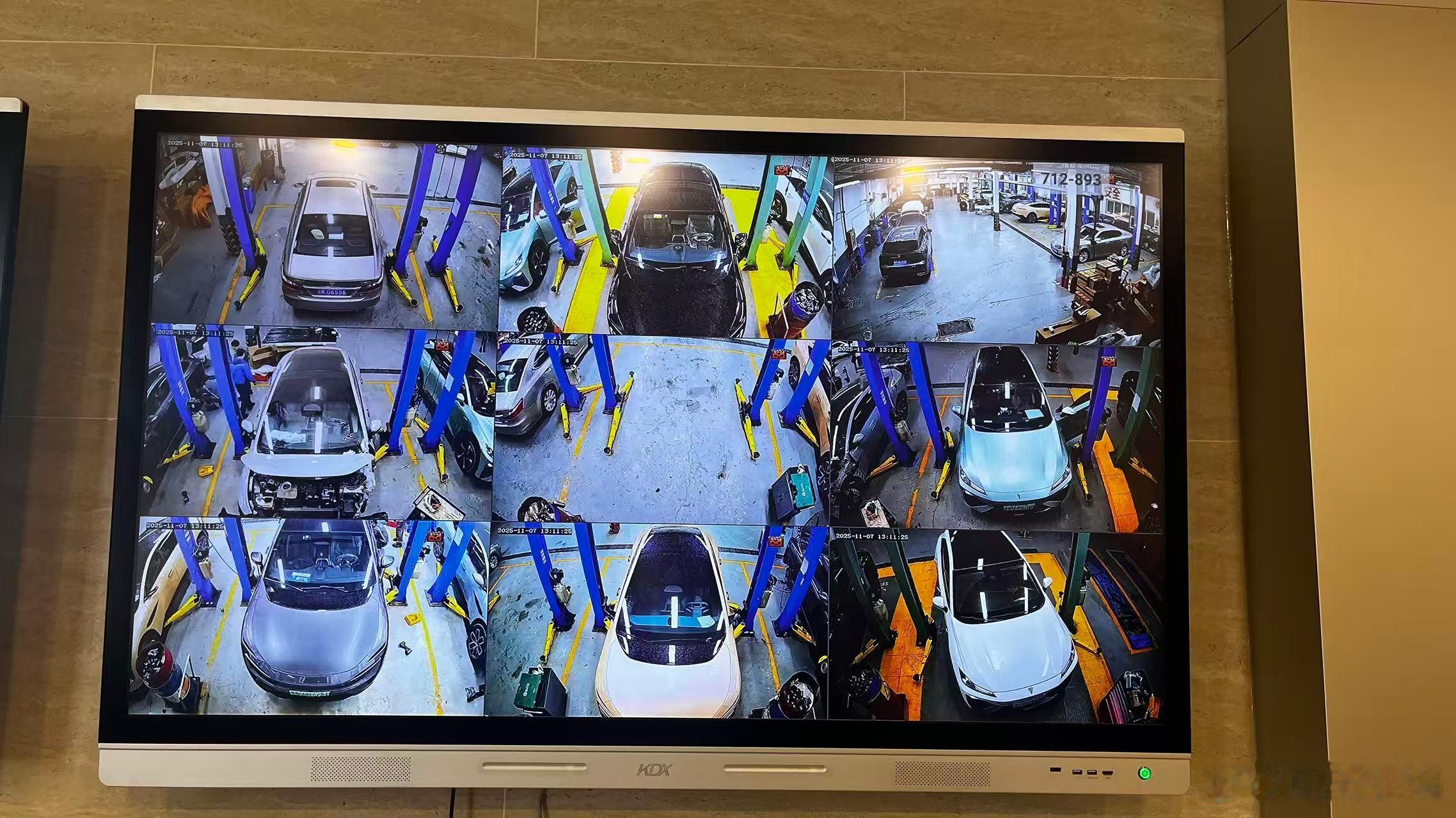 阿维塔的服务很懂车主心！ 中心店休息区有一块大屏幕，爱车维修保养进度实时同步播放