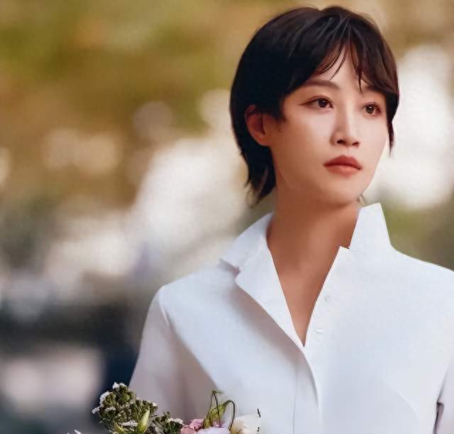 她是蓝盈莹母亲，白手起家创办多家企业，保养极好母女同框像姐妹