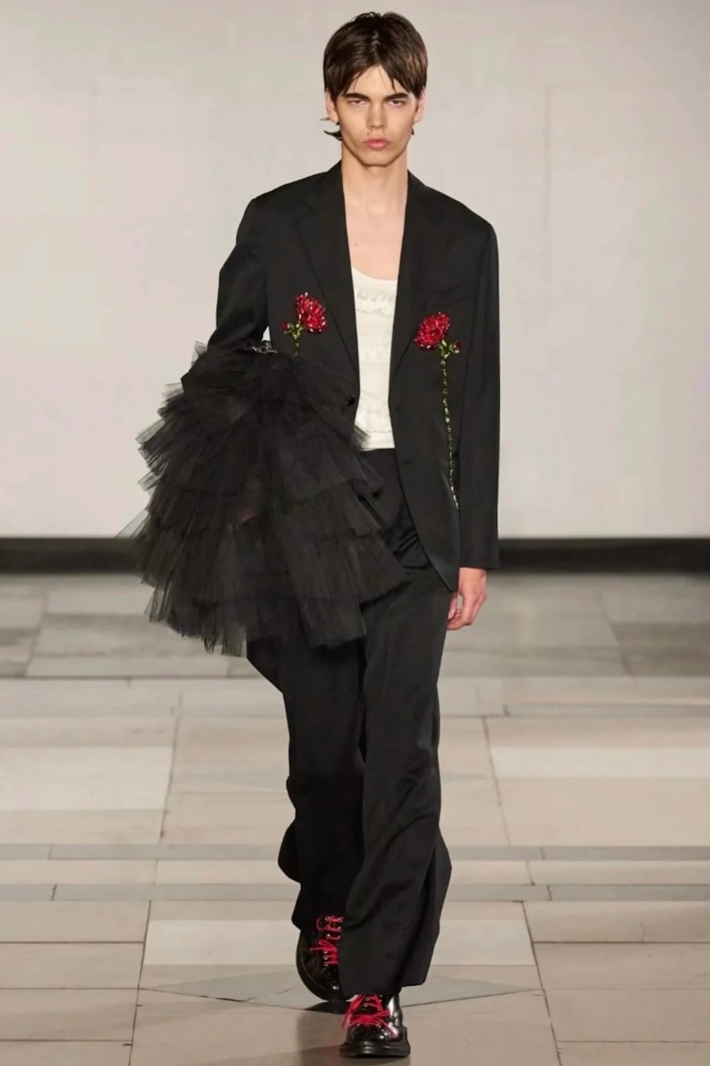 SIMONE ROCHA 2025 春夏系列，钉珠康乃馨贯穿着整个系列 ​​​