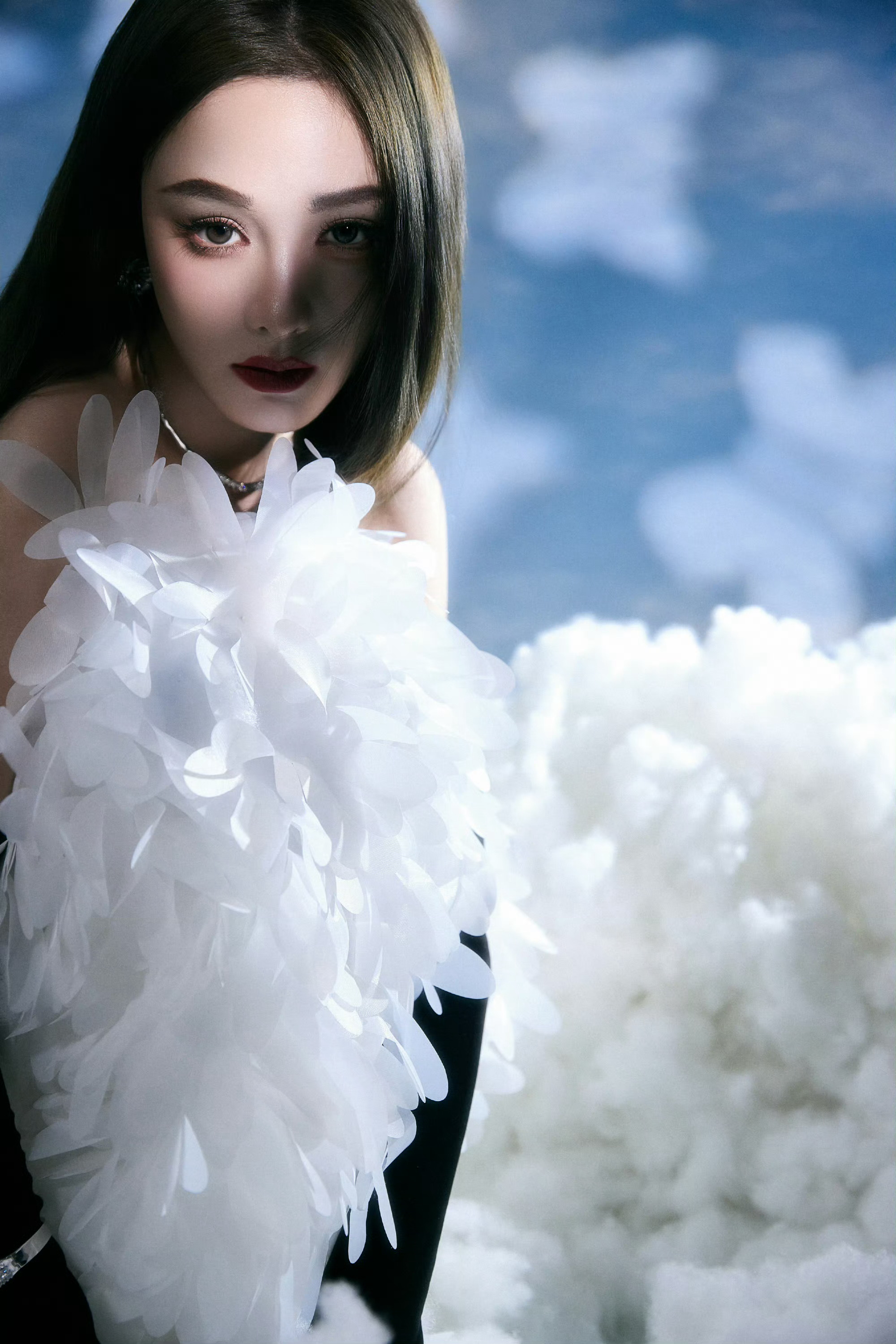 光影之间，定格此刻。彭小苒 在简约中见细节，于柔美中藏风骨。 