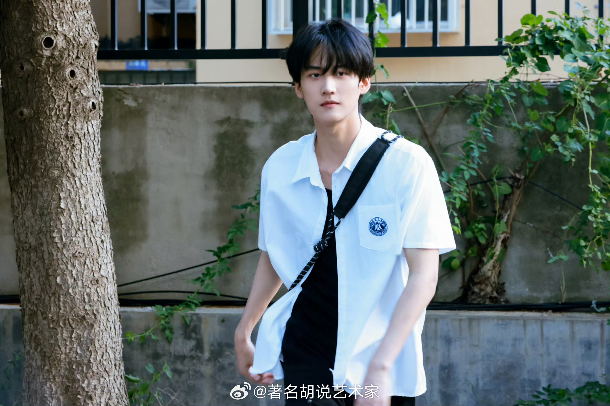偶遇周柯宇考科二考场大惊喜！有网友考科二撞见周柯宇，这下清楚他近期行程空白的缘由