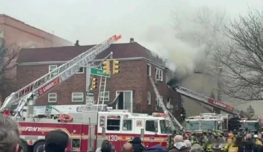 美国纽约发生火灾，造成四人死亡，包括一名三岁男童，另有12人受伤。